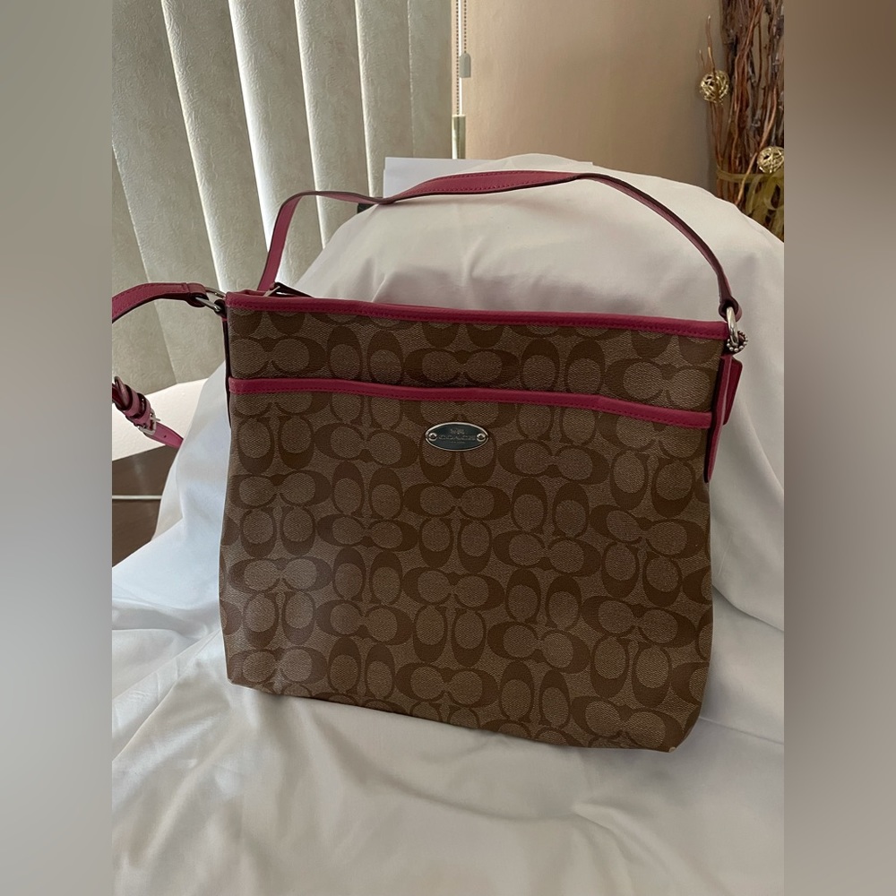 COACH SIGNATURE CROSSBODY LIKE NEW VERY MINIMAL WEAR ON BOTTOM CORNERS